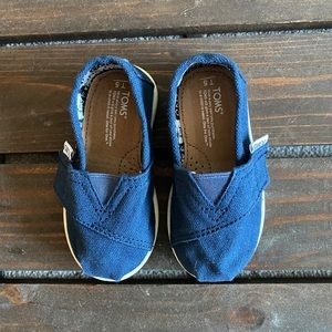 Navy Tom’s toddler size 5